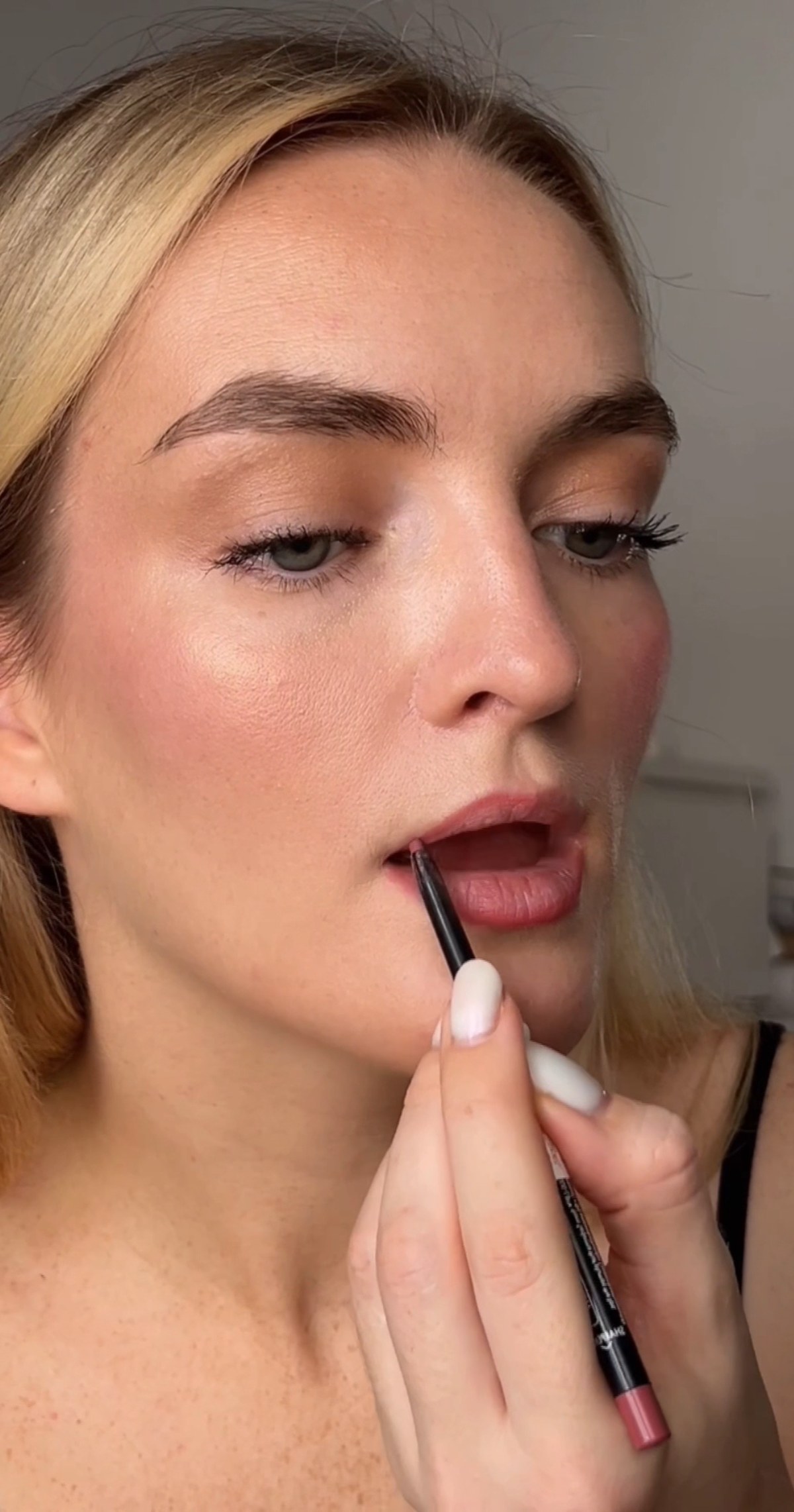 Olga applying lip liner